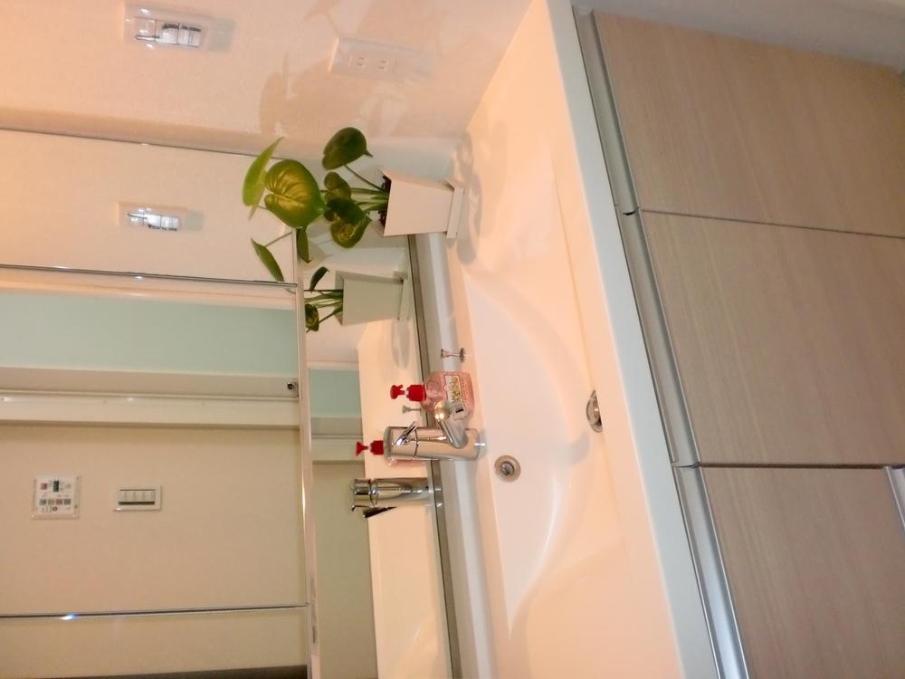 Wash basin, toilet. Indoor (March 2013) Shooting