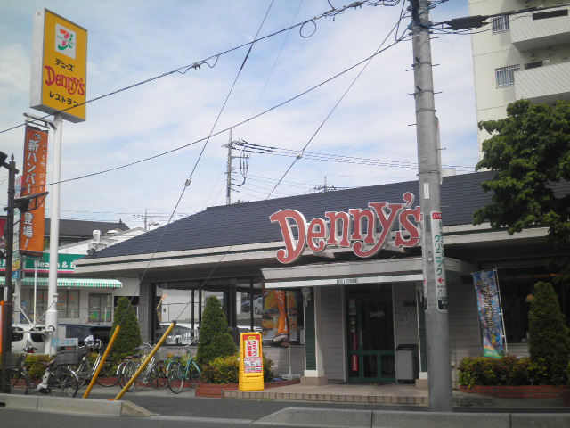 restaurant. 700m up to Denny's (restaurant)