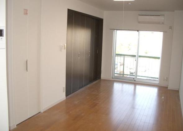 Living and room. Sunshine is pleasant spacious living