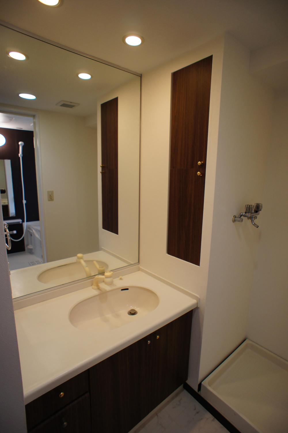 Wash basin, toilet. (May 2013) Shooting