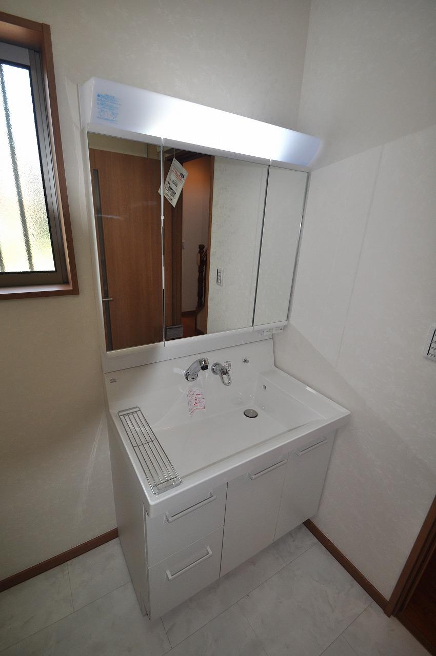 Wash basin, toilet. Wash basin is the shower faucet type of easy-to-use three-sided mirror. There is a feeling of cleanliness is the color scheme of white keynote.