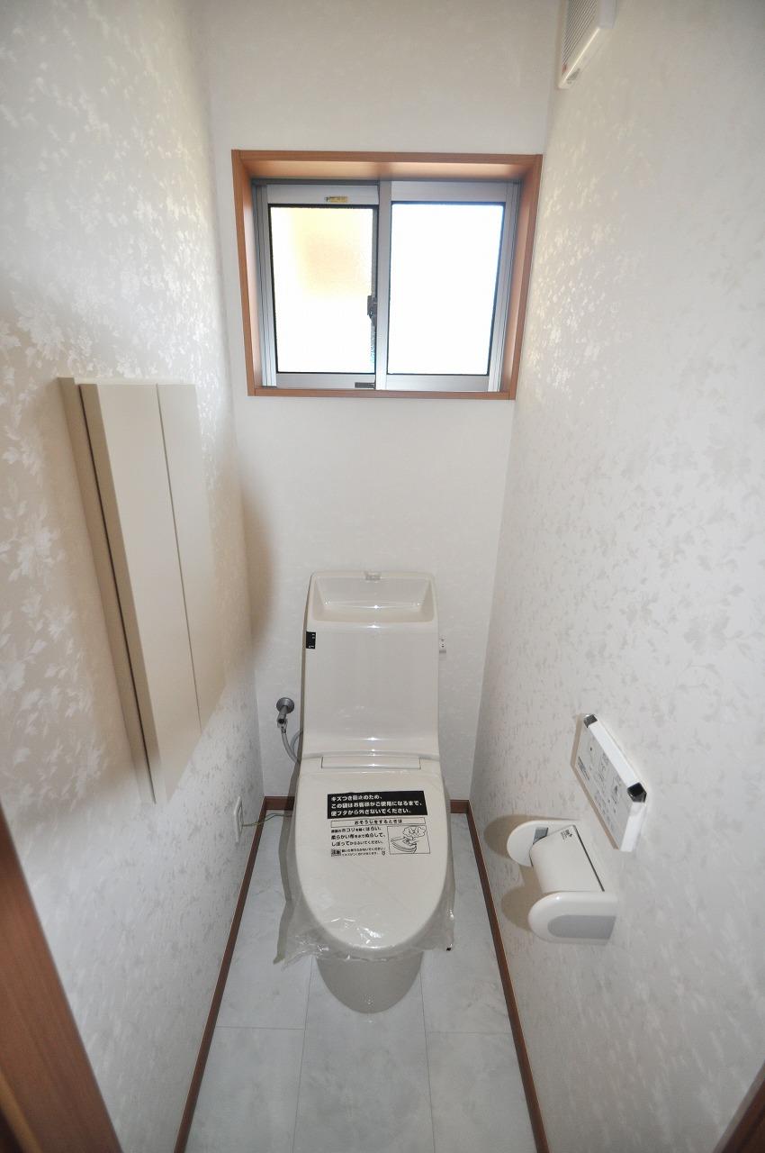 Toilet. The second floor toilet. Wide and easy to use.