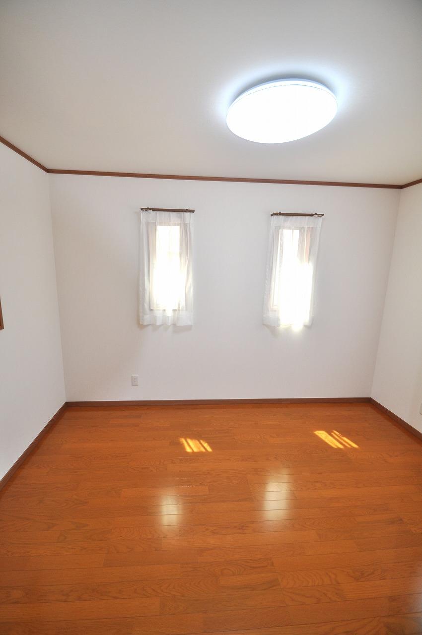 Non-living room. The second floor living room. It is the west side of the room.