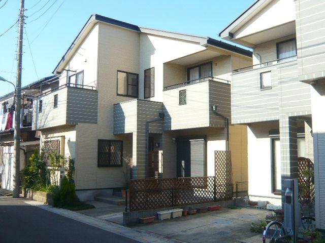 Local photos, including front road. Before the road is 4m ・ It is a public road.