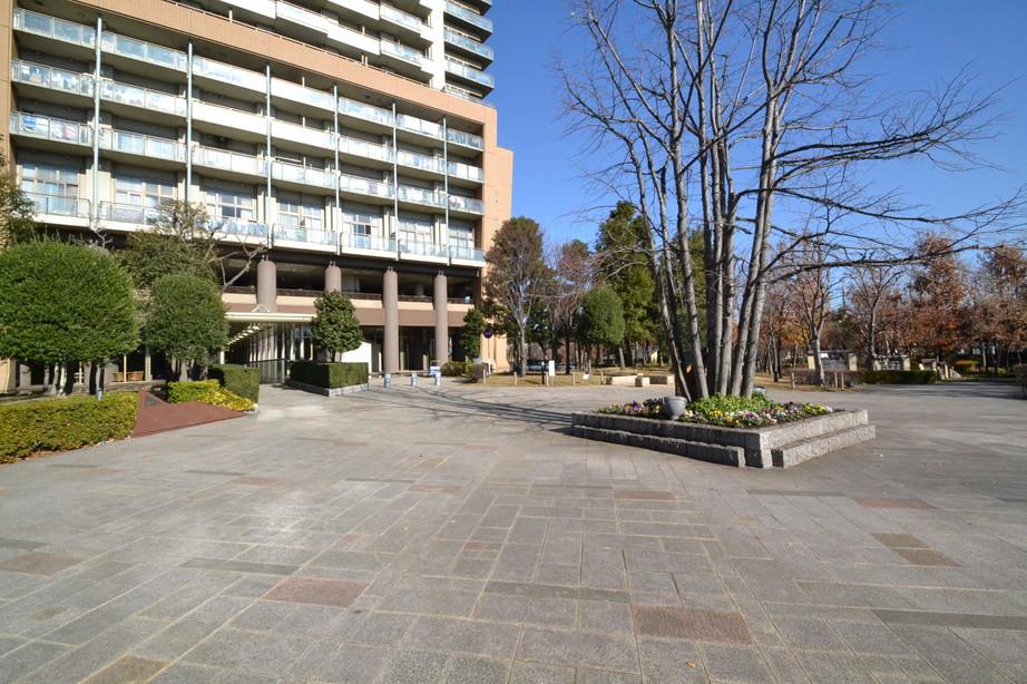 Garden. Mansion approach