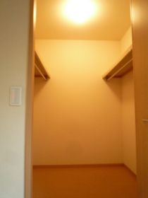 Living and room. Walk-in closet