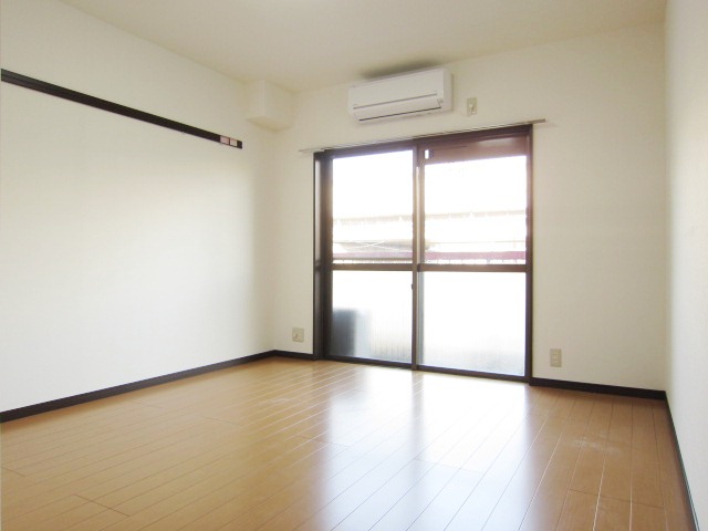 Living and room. Good per positive living.