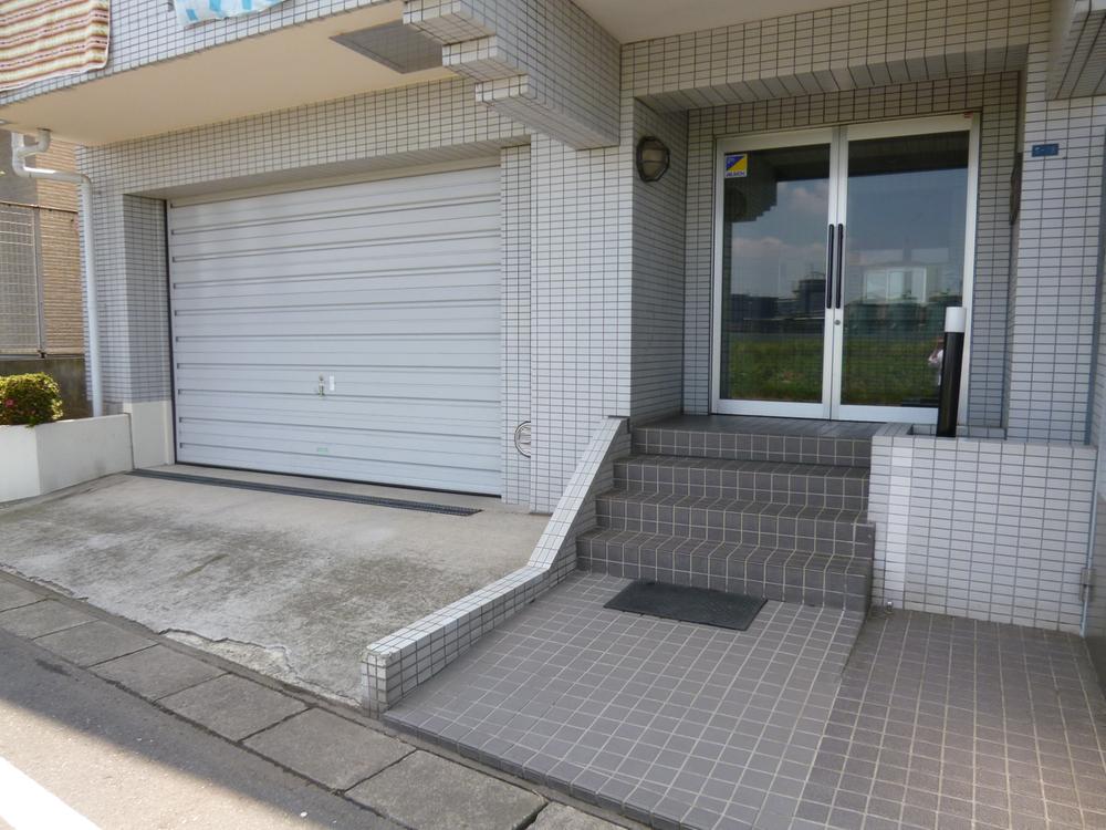 Entrance. Local (July 2013) Shooting