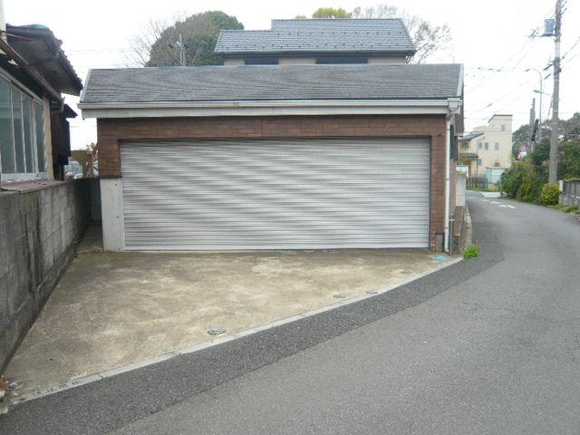 Local appearance photo. Dream of man Garage with shutter!