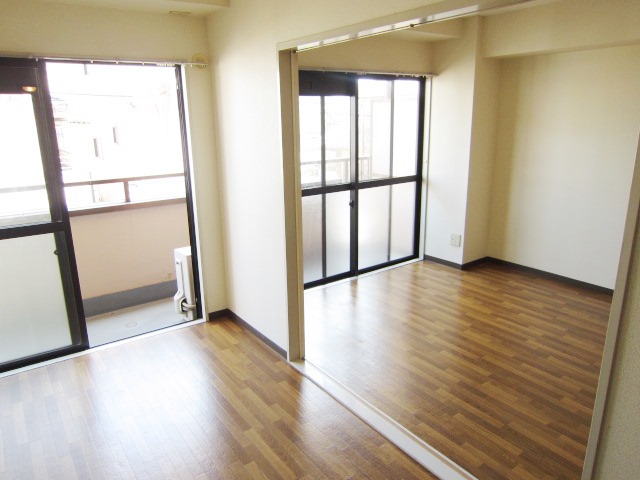 Living and room. It is also possible to use by connecting the living room and Western. 