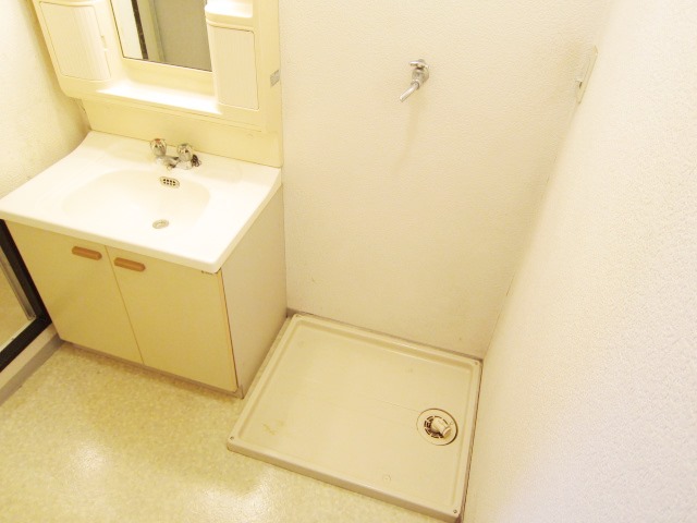 Washroom. There is also a dressing room. 