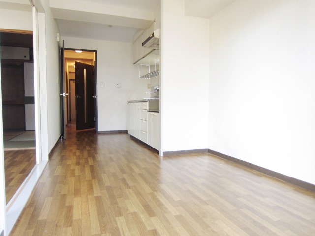 Living and room. Living with a breadth. 