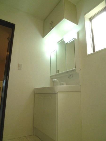 Wash basin, toilet