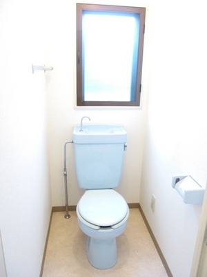Toilet. ■ Ventilation window with good WC ■