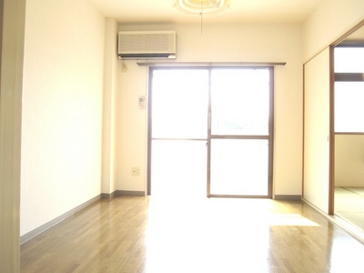 Living and room. ■ Bright Western-style facing the balcony ■