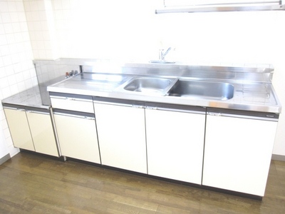 Kitchen. ■ Storage cabinet plenty ■