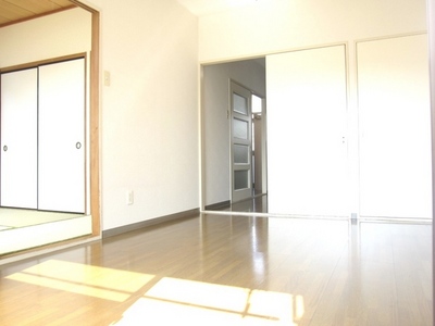Living and room. ■ ■ ■ Bright Western-style facing the balcony ■ ■ ■