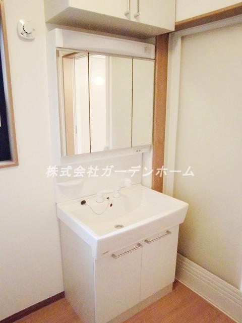 Wash basin, toilet. Local (10 May 2013) Shooting