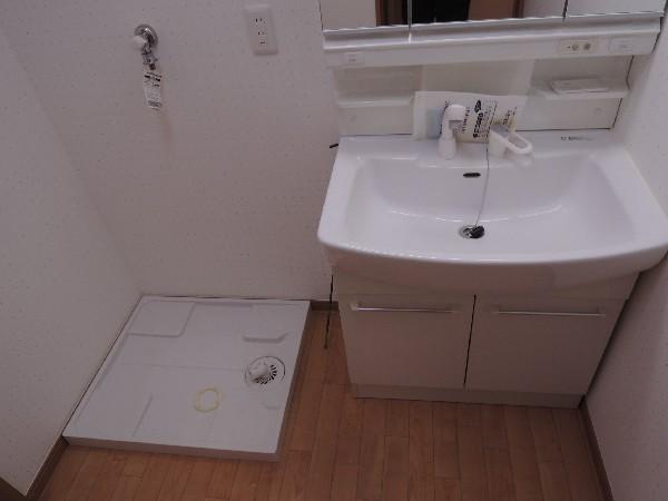 Wash basin, toilet. Wash basin