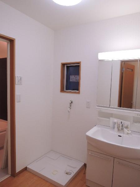 Wash basin, toilet. Wash basin