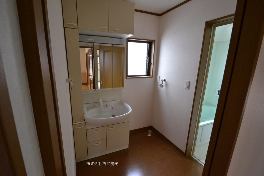 Wash basin, toilet. Indoor (05 May 2013) Shooting