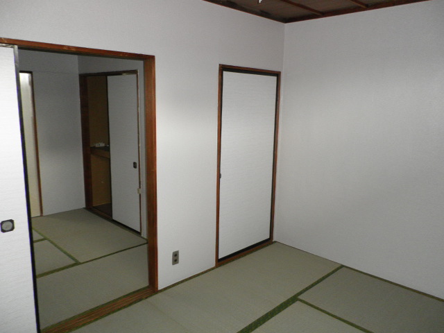 Living and room. Japanese-style room 6 tatami ・ Armoire