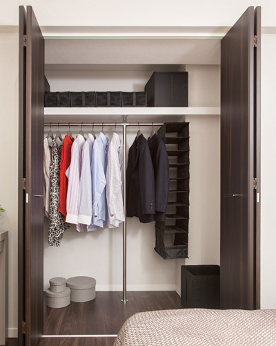 Receipt.  [Step-in closet] Clothing and accessories, of course, Bulky is also refreshing capacity with many convenient storage that can be stored. (A type other ・ The other type is a family closet or walk-in closet)
