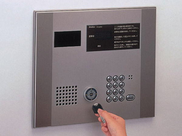 Security.  [Non-touch key system (entrance hall)] Adopt a non-touch key system that can auto-lock is unlocked by simply holding up. It is very useful, for example, luggage a lot of shopping the way home.