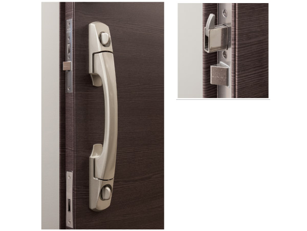 Security.  [Sickle dead bolt and the push-pull handle, Double lock lock] Established the first plate through the double lock and the door head portion of sickle dead bolt lock. Supports the prevention pry-open.