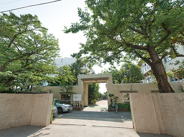 Surrounding environment. Nakamachi junior high school (about 440m ・ 6-minute walk)