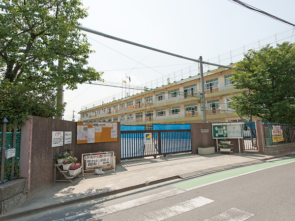 Surrounding environment. Nakamachi elementary school (about 380m ・ A 5-minute walk)