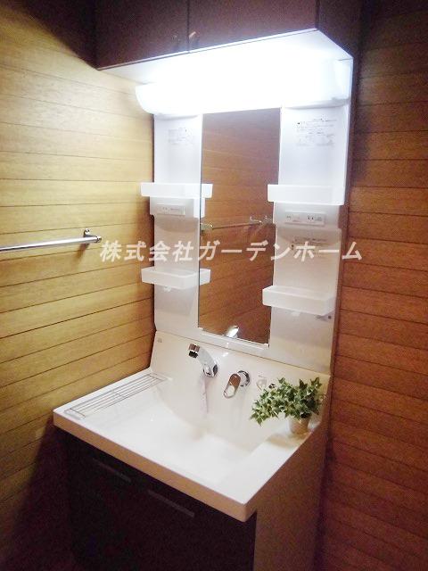 Wash basin, toilet. Local (10 May 2013) Shooting