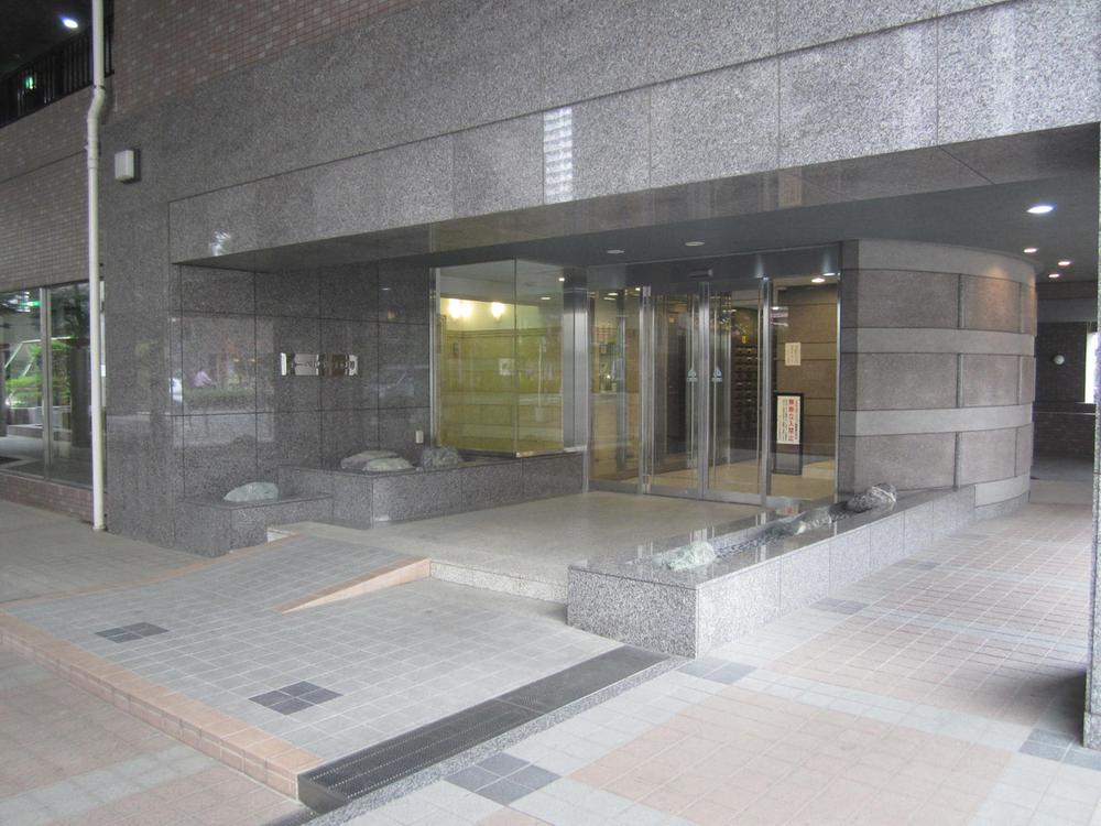 Entrance. Common areas