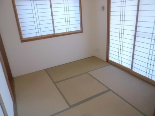 Non-living room. Japanese-style room that follow from living