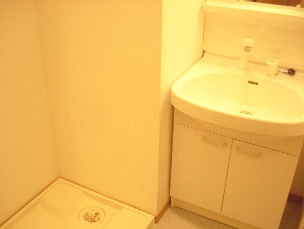 Washroom. Independent wash basin and dressing room.