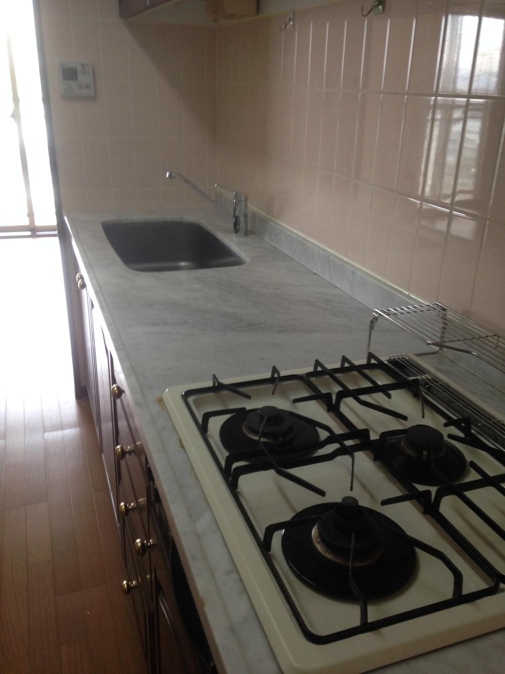 Kitchen. Indoor (12 May 2013) Shooting