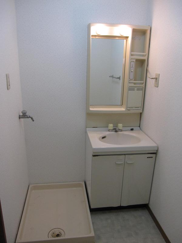 Washroom. Water around is together in a compact.