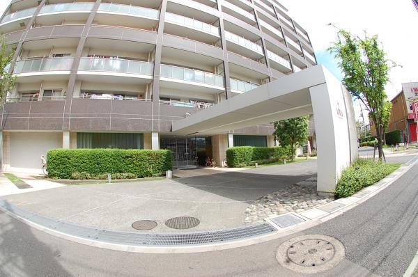 Entrance. Day shift management