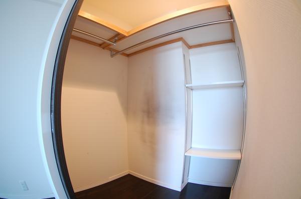 Receipt. Walk-in closet of a large capacity