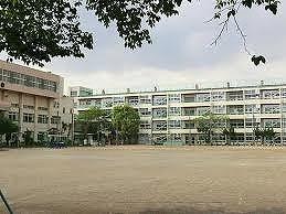 Primary school. Kawaguchi City Maekawa East Elementary School 1-minute walk