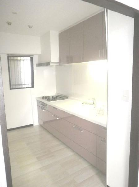 Kitchen. Heisei It is very clean, which was renovated in artificial marble top of the kitchen in 25 years