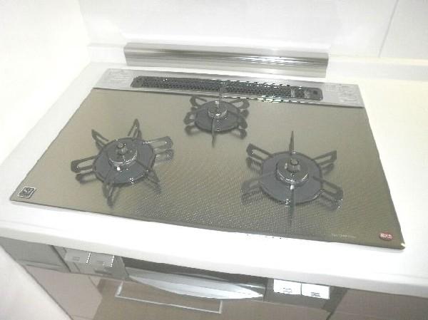 Kitchen. Stove glass top. It was established in 3-point opening