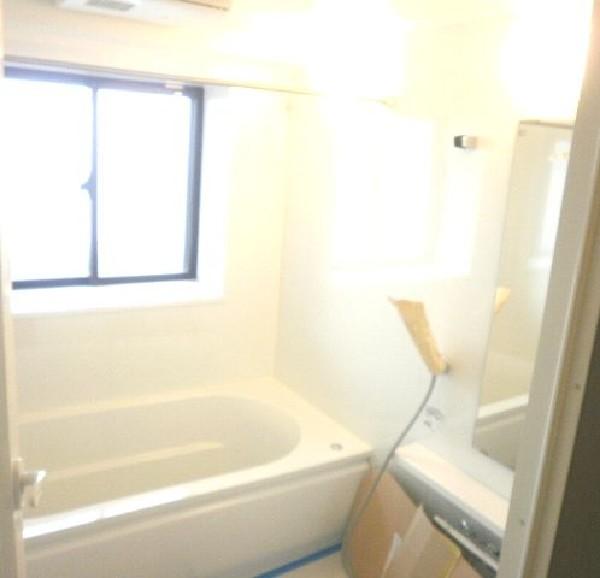 Bathroom. Please check the bathroom with a very clean, which was replaced in the unit bus with heating dryer