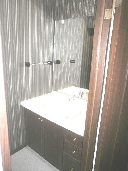 Wash basin, toilet. Washbasin large mirror is happy. It is very beautiful