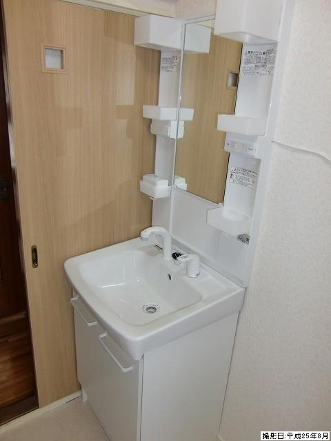 Wash basin, toilet. Room (August 2013) Shooting