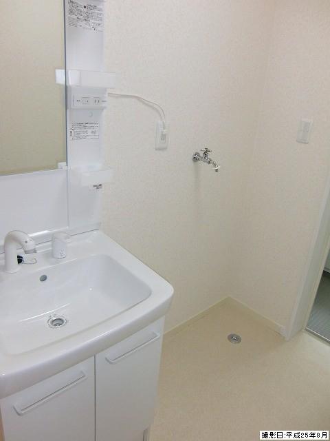 Wash basin, toilet. Room (August 2013) Shooting