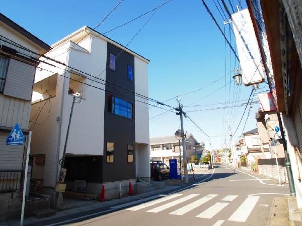 Local photos, including front road. Built-in garage to protect the car. It is open-minded location of public road × adjacent land passage surface