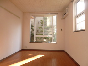 Living and room. Two-sided lighting ・ Corner room