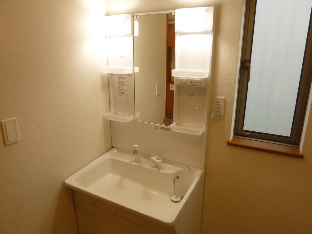 Same specifications photos (Other introspection). Vanity with shower