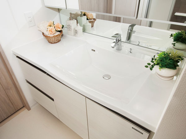 Bathing-wash room.  [Artificial marble-integrated counter (eccentricity counter)] Is clean is easy seamlessly. By shifted toward the sink bowl on one side, It is also happy to preparation of side-by-side two people.